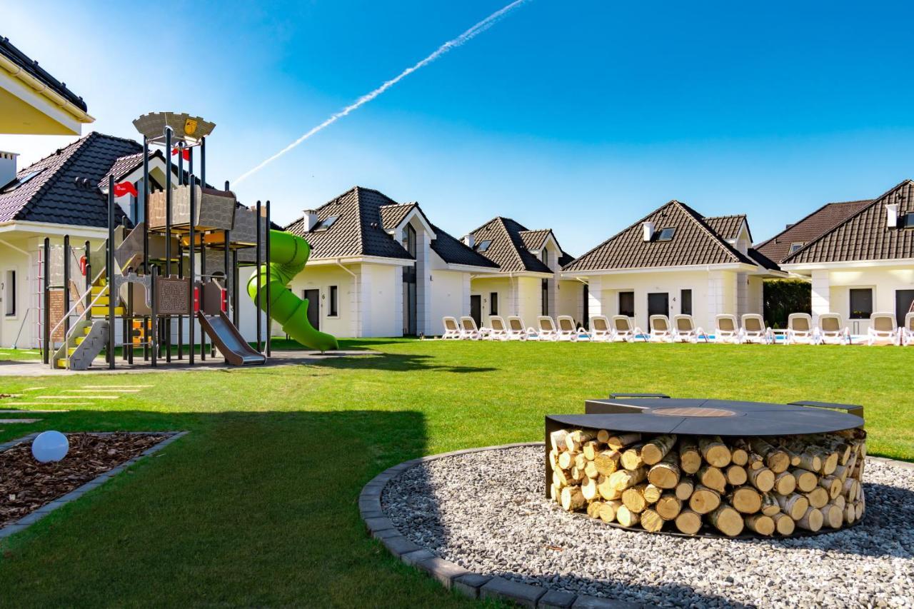 Family Resort Ustka - Domki Dwupoziomowe Z Basenem Extérieur photo