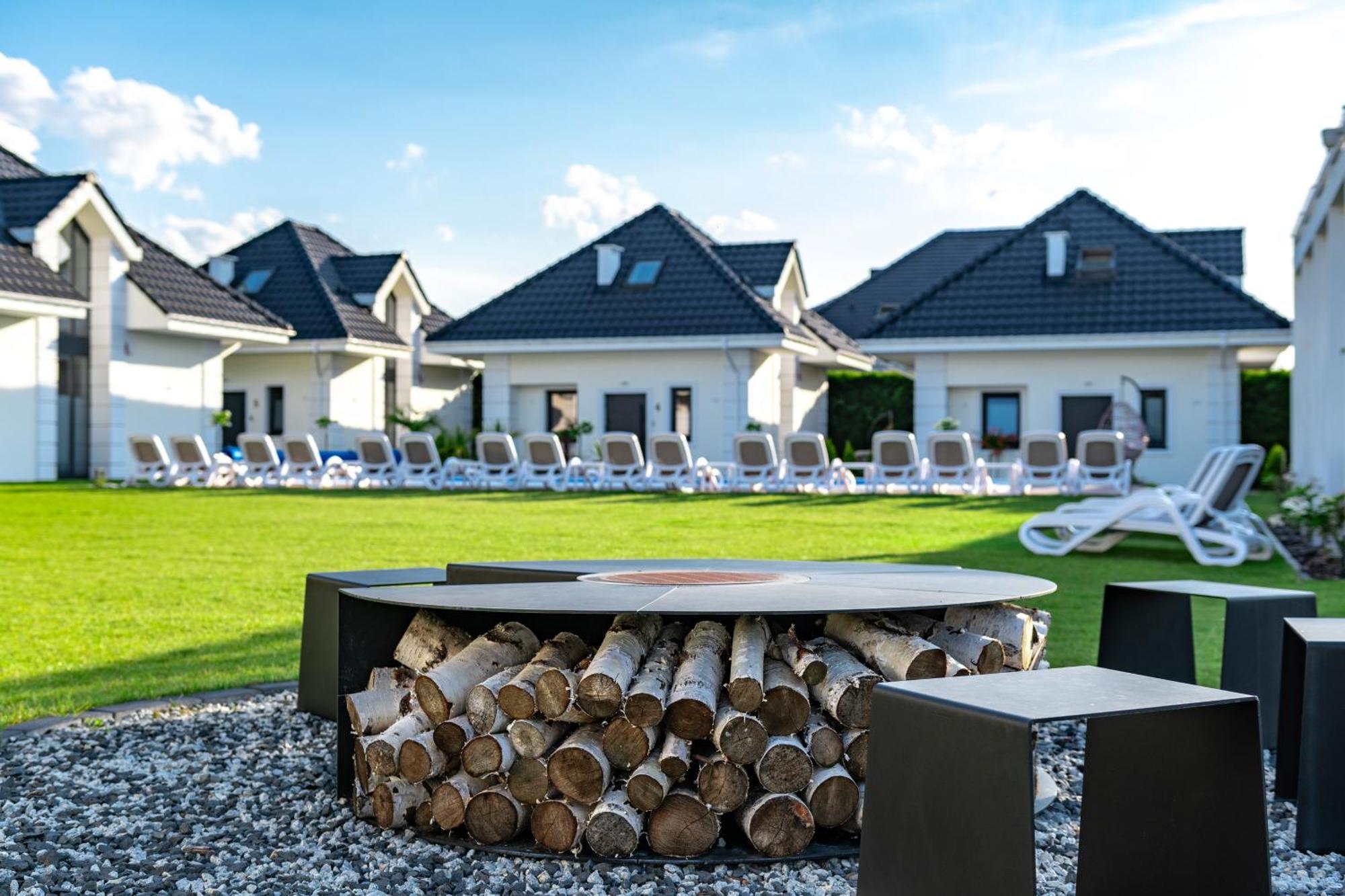 Family Resort Ustka - Domki Dwupoziomowe Z Basenem Extérieur photo