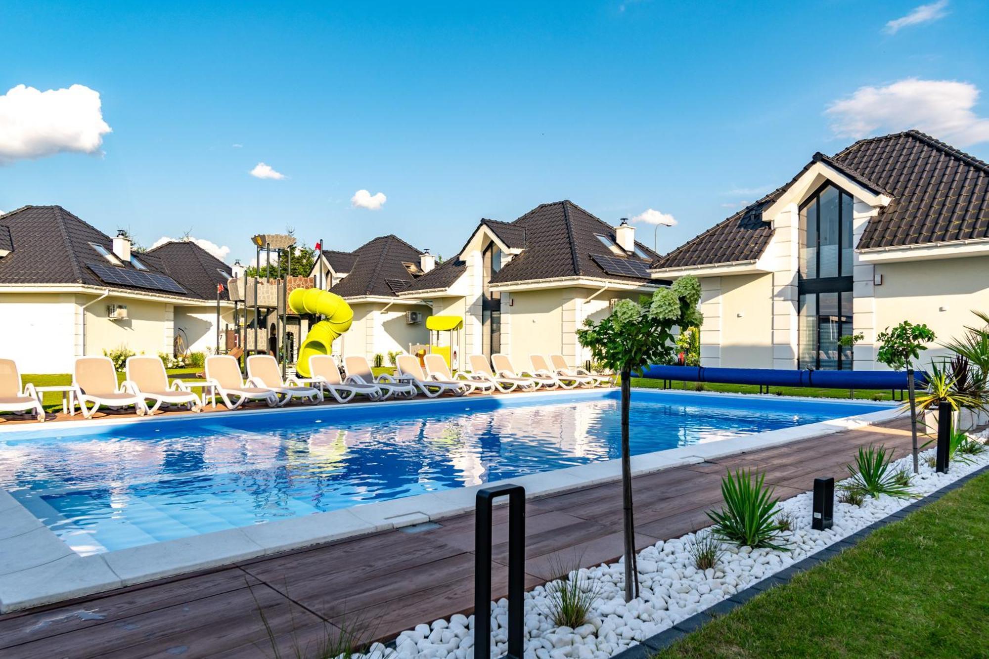 Family Resort Ustka - Domki Dwupoziomowe Z Basenem Extérieur photo