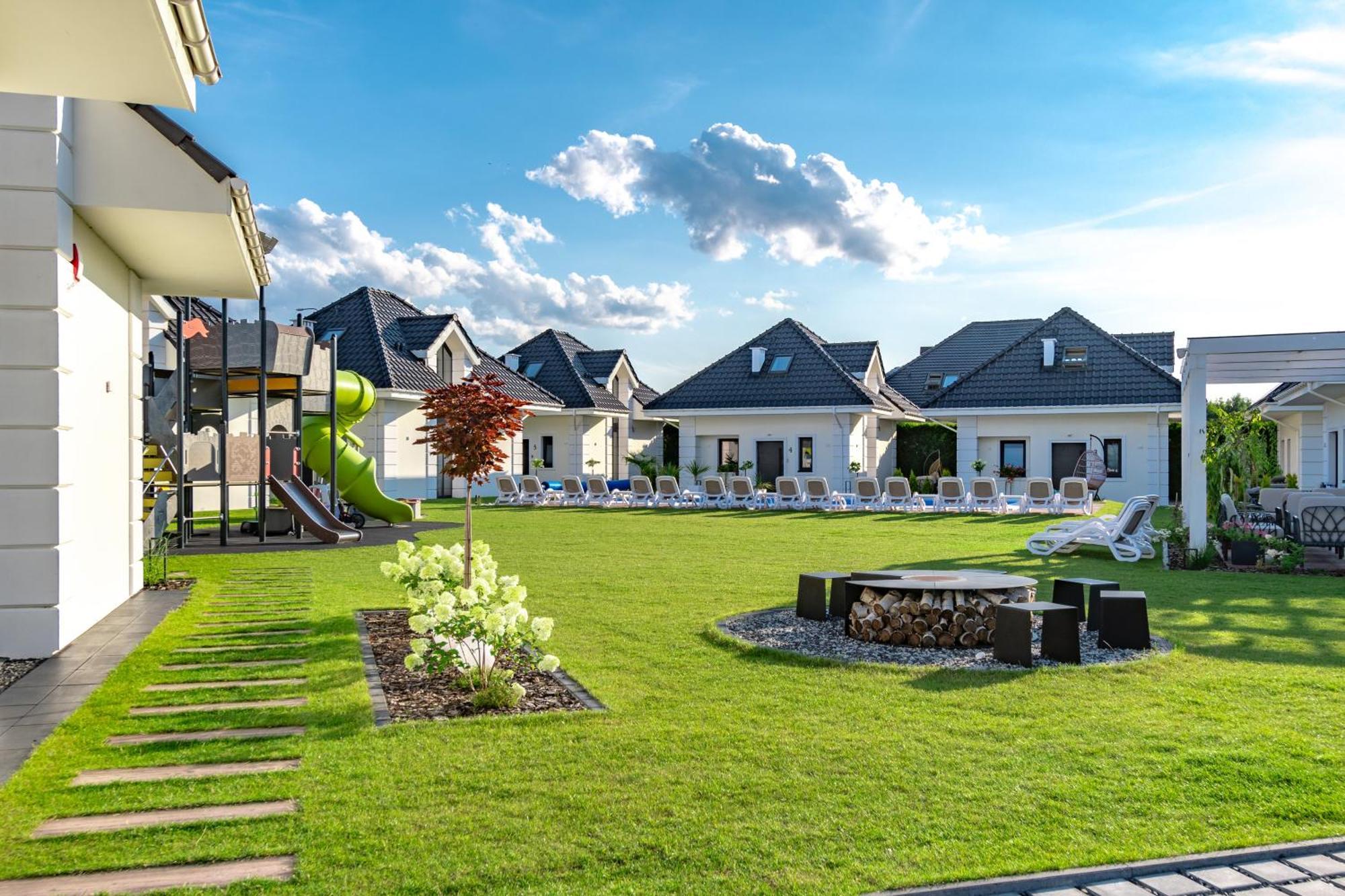 Family Resort Ustka - Domki Dwupoziomowe Z Basenem Extérieur photo