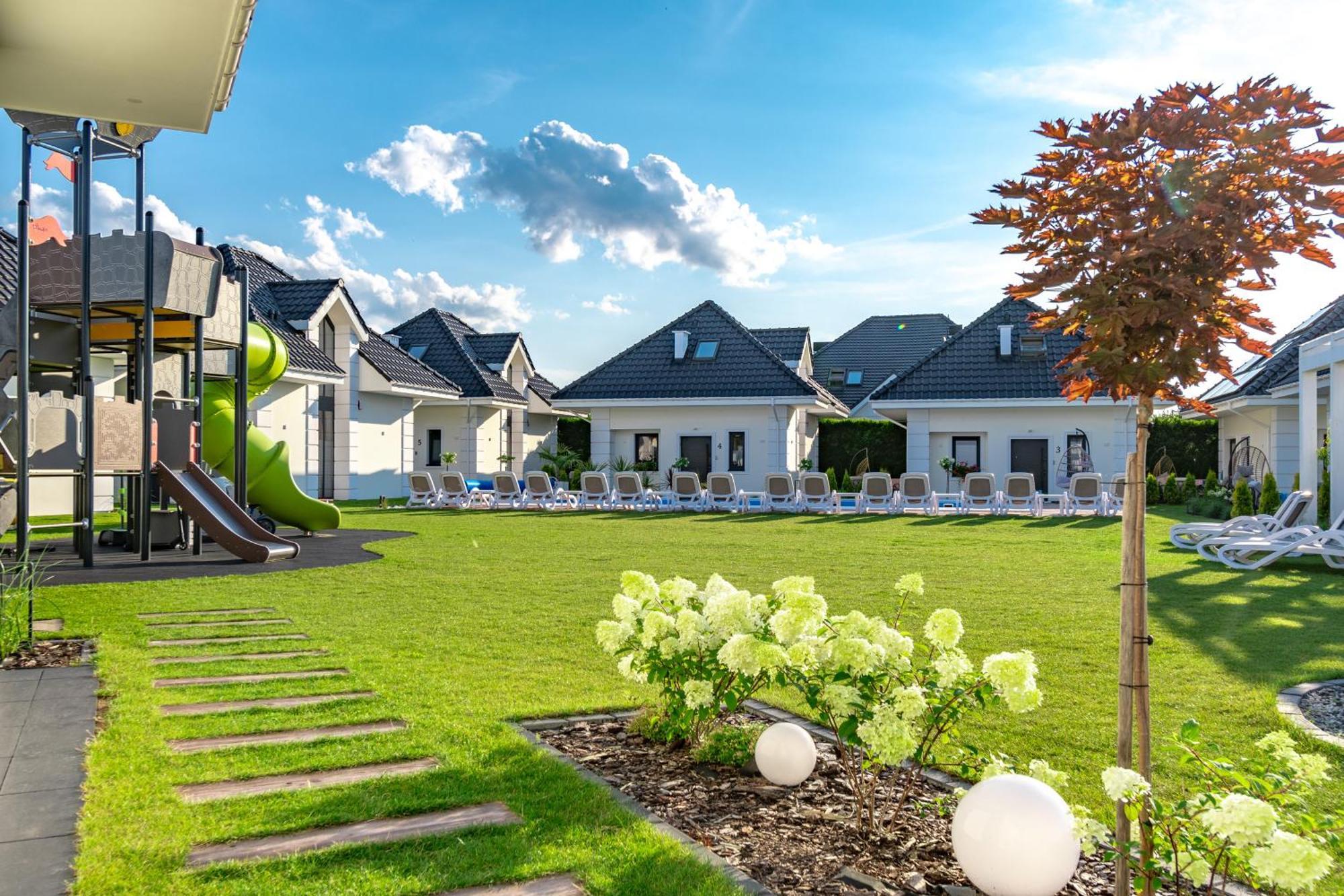 Family Resort Ustka - Domki Dwupoziomowe Z Basenem Extérieur photo